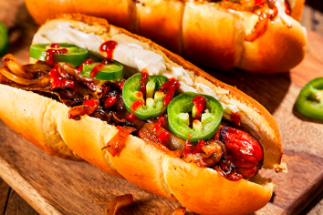 Aprende cómo preparar un perro caliente al estilo Seattle desde casa